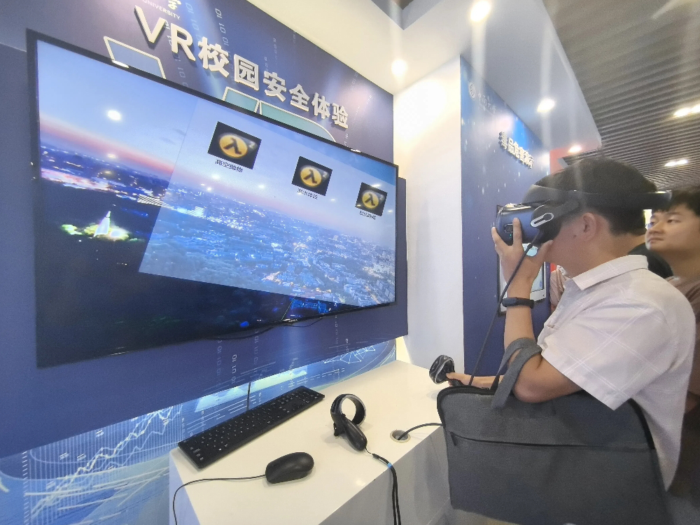 参观安全教育体验课堂(挂网).jpg