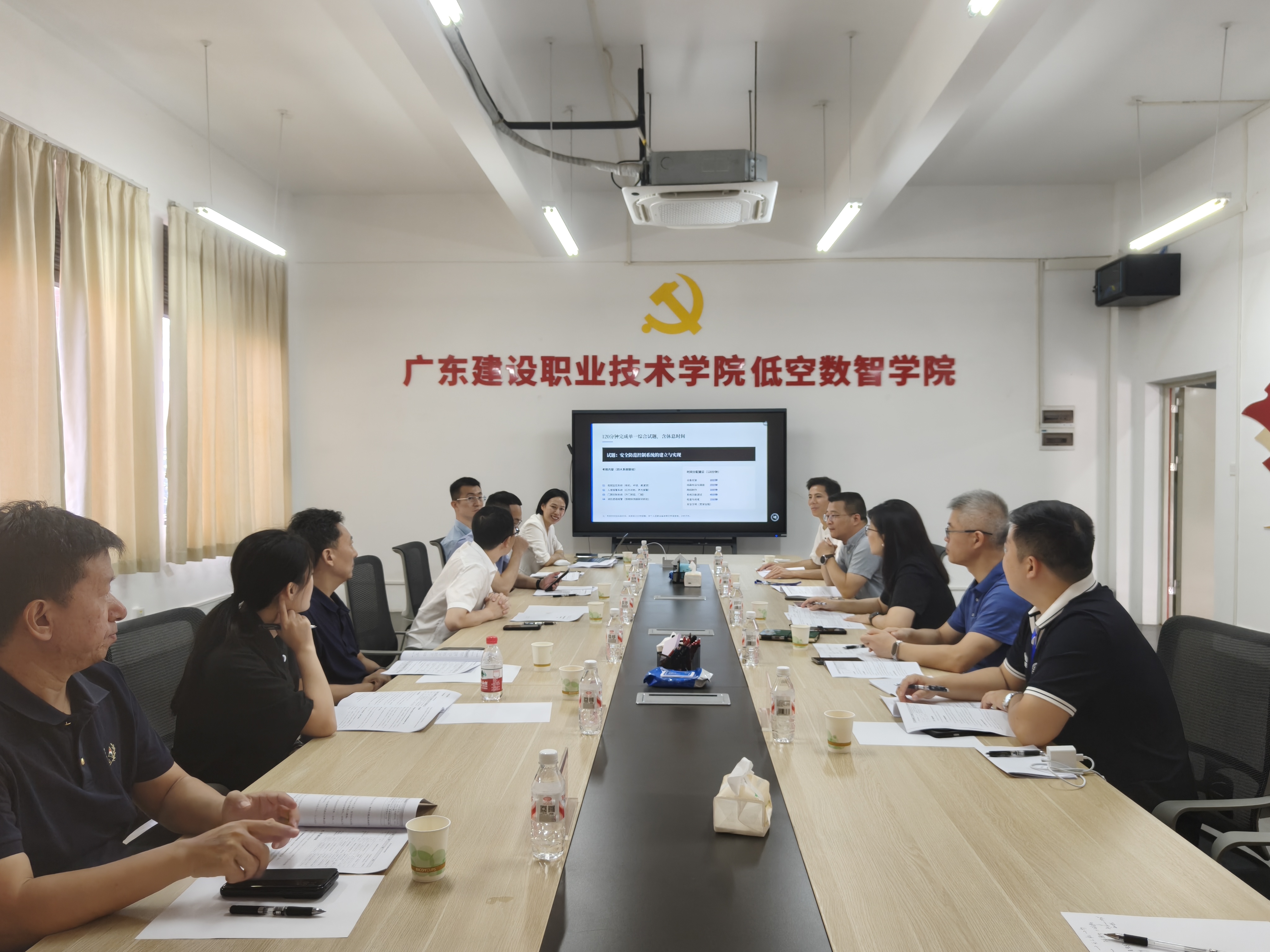 1会议座谈.jpg